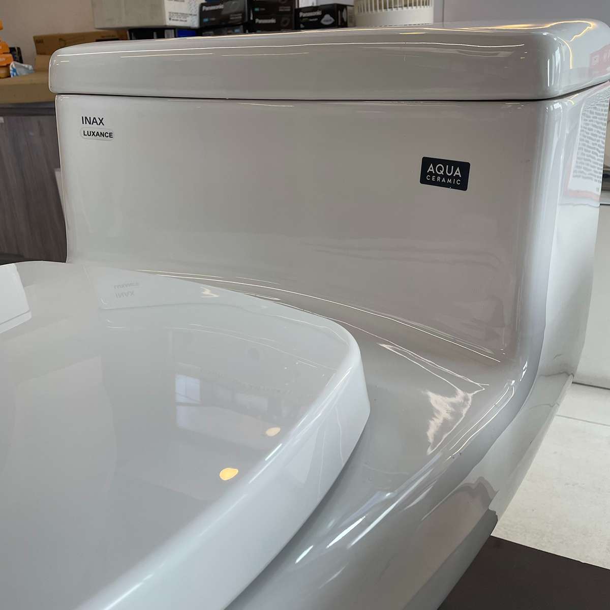 Bề mặt men Aqua Ceramic trên bồn cầu Inax AC-4005VN