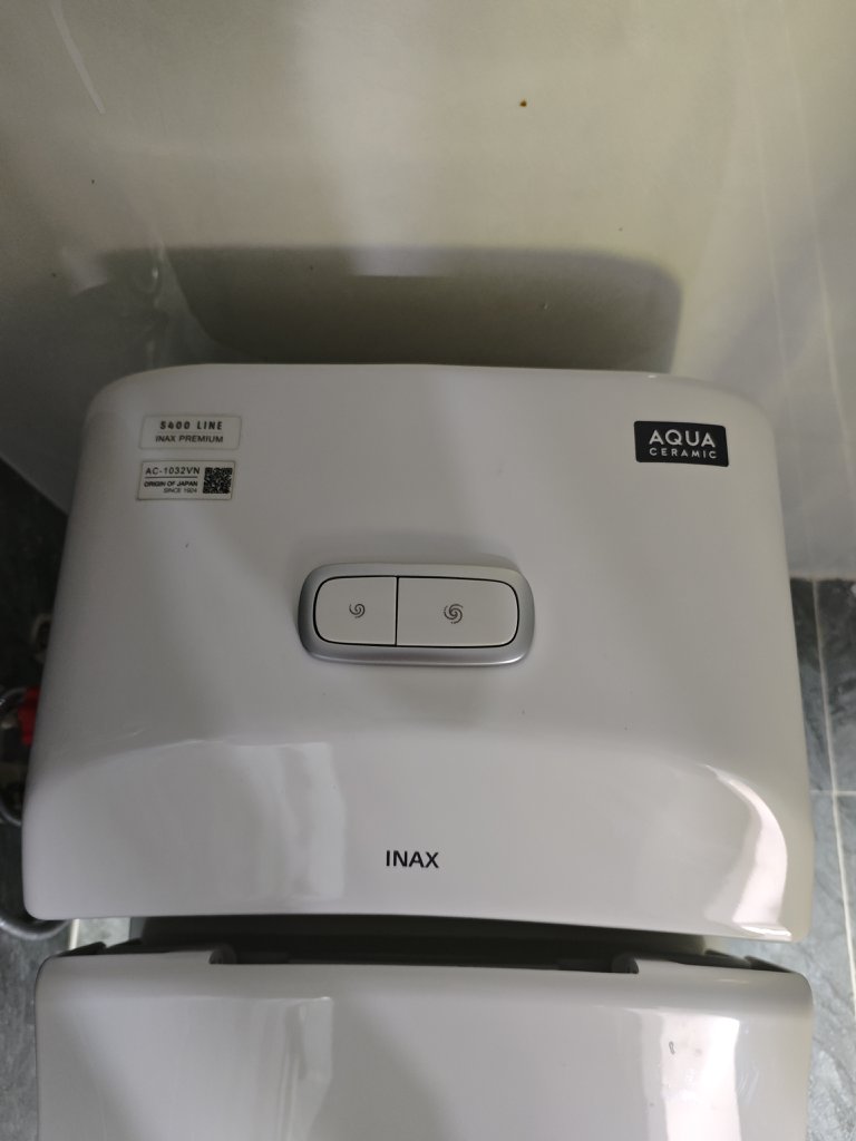 Bồn cầu INAX AC-1032VN góc nghiêng thể hiện kiểu dáng thân dài