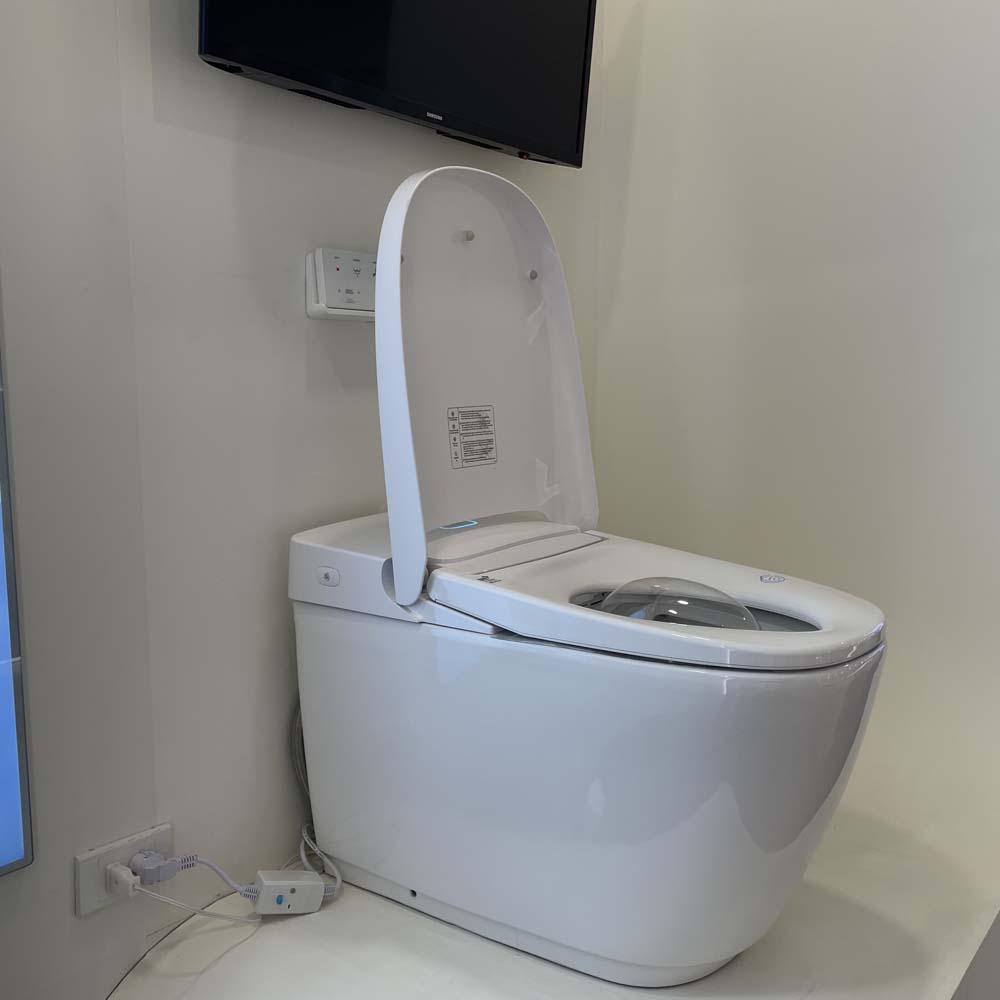 Bồn cầu INAX AC-819VN lắp đặt thực tế với bảng điều khiển treo tường