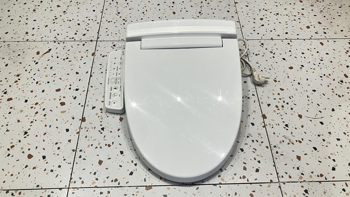 Nắp rửa điện tử INAX CW-KB22AVN trên bộ bồn cầu AC-700A với bảng điều khiển gắn liền
