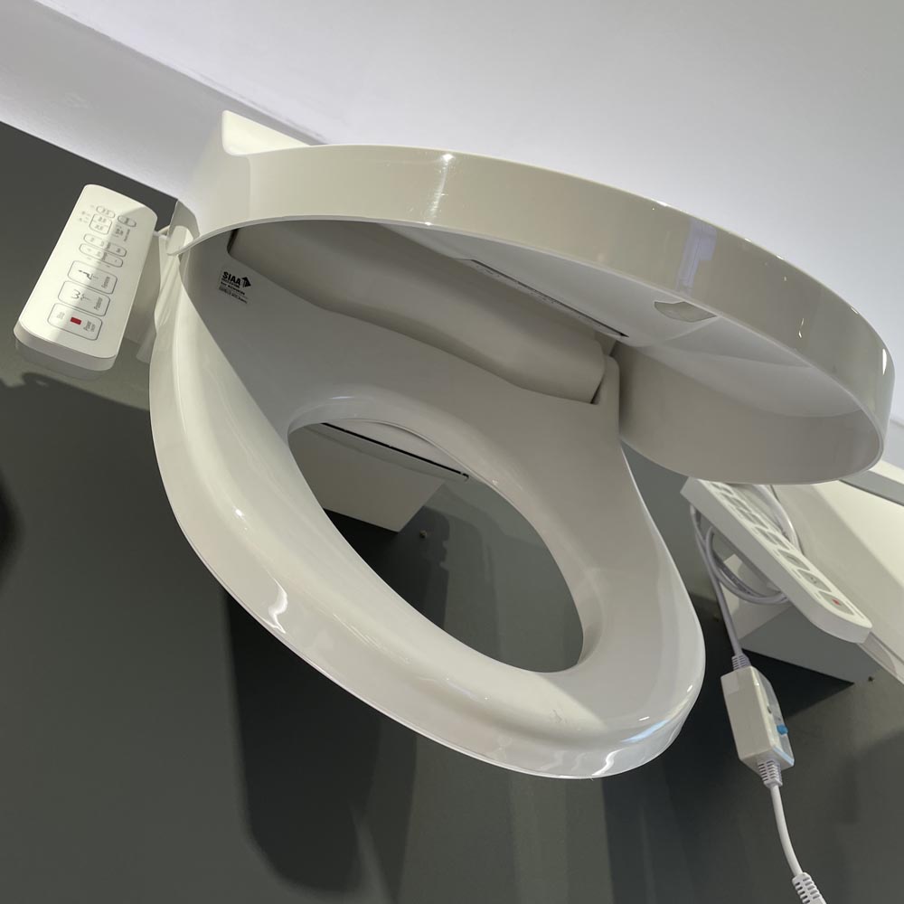 Nắp điện tử INAX CW-H17VN hỗ trợ rửa nước ấm và sưởi bệ ngồi Nắp điện tử INAX CW-H17VN với bảng điều khiển gắn liền