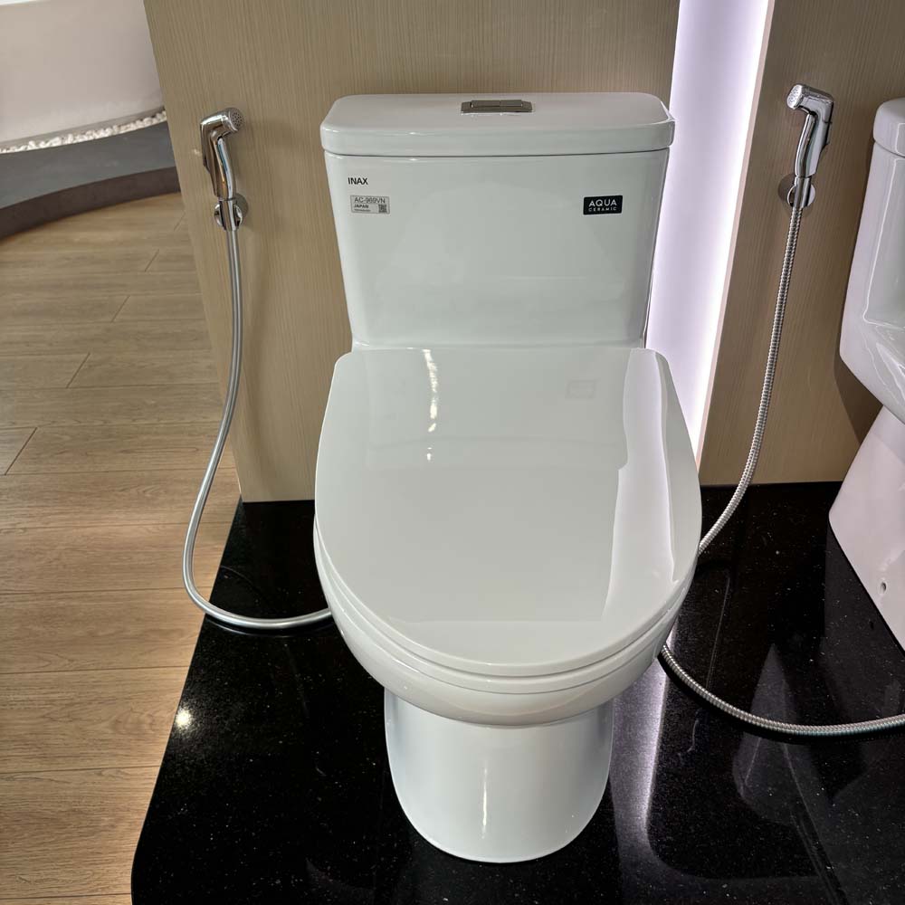 Chi tiết bồn cầu INAX AC-969VN-2 hỗ trợ sử dụng thuận tiện trong phòng tắm Bồn cầu INAX AC-969VN-2 nhìn trực diện với nắp mỏng đóng êm