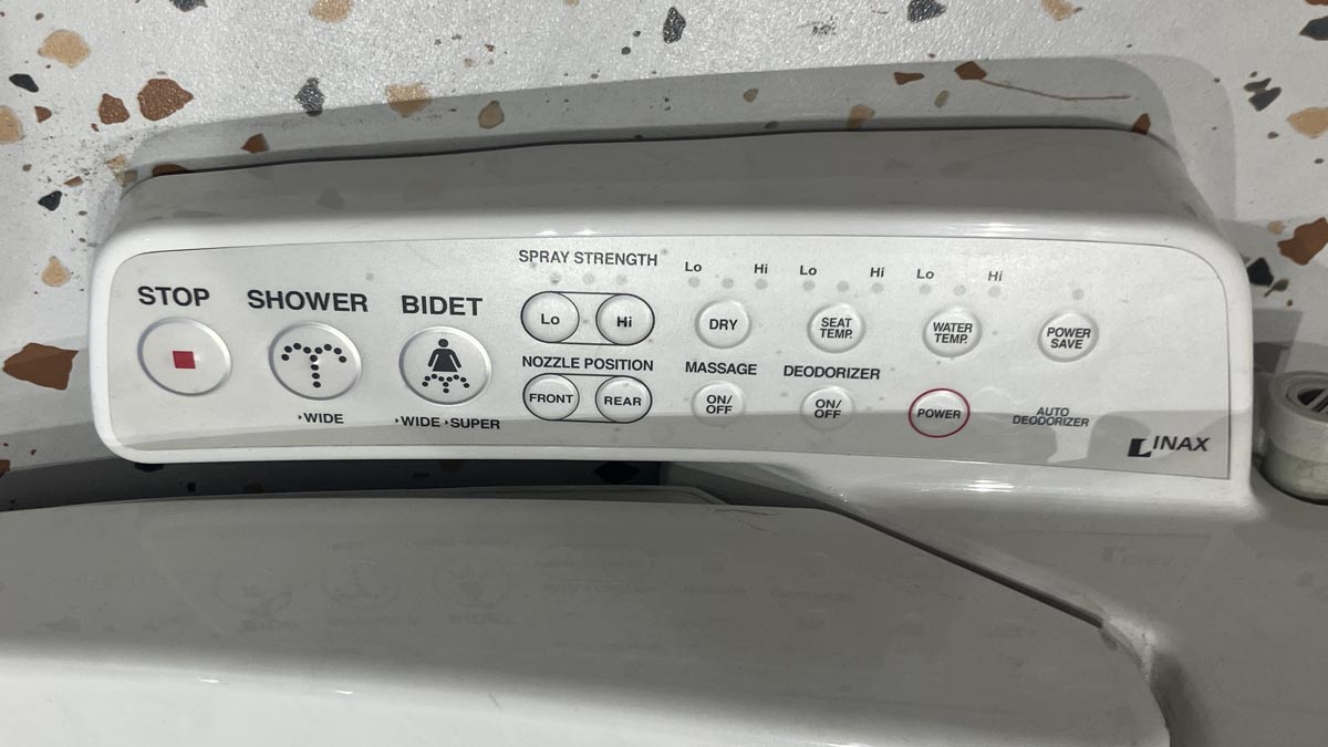 Chi tiết nắp điện tử INAX CW-KB22AVN hỗ trợ tự vệ sinh đầu vòi và sử dụng thuận tiện Chi tiết nắp điện tử INAX CW-KB22AVN và vòi phun kép