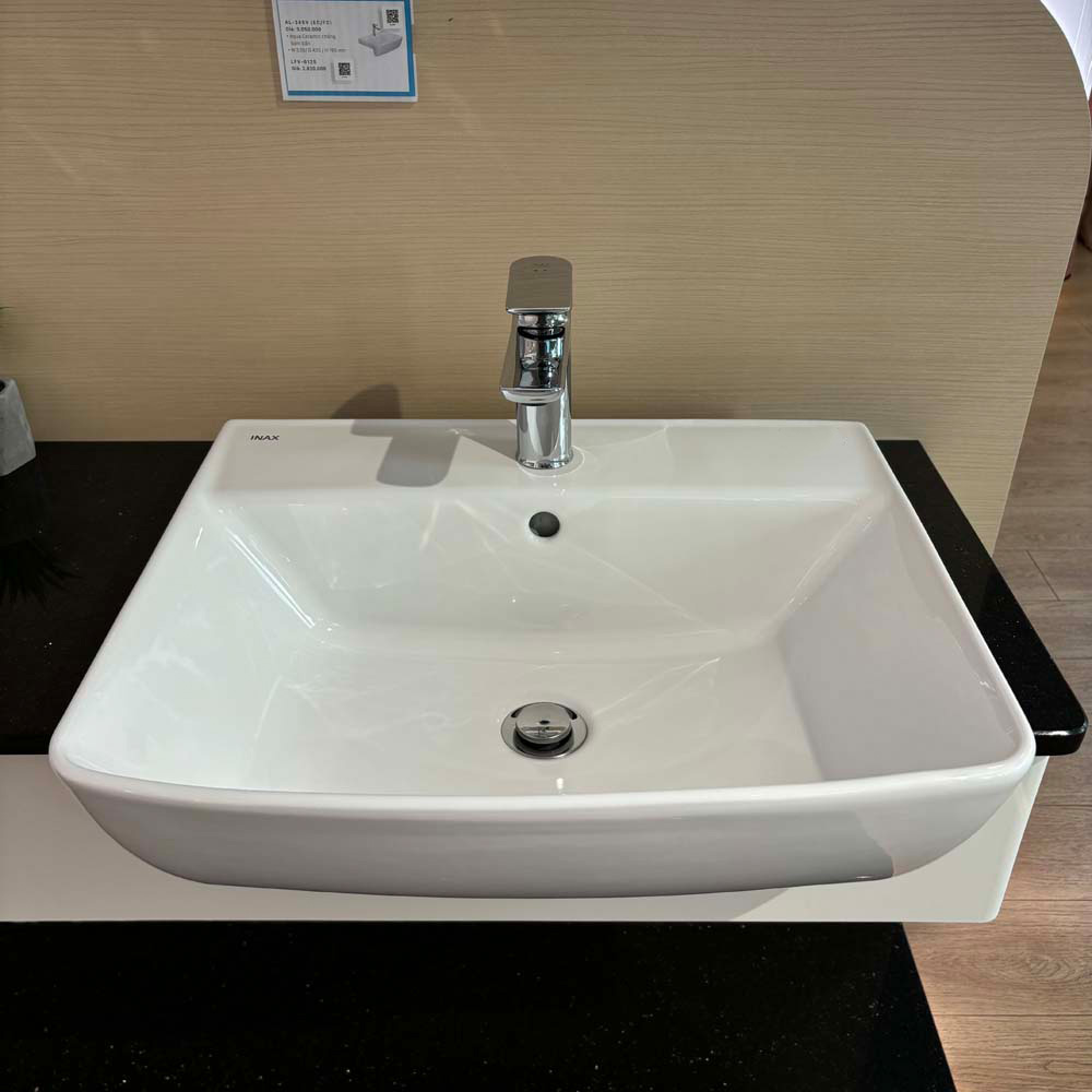 Lavabo Inax L-345VFC lắp trên bàn đá thực tế