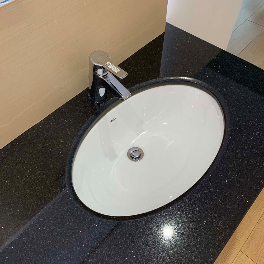 Chậu rửa lavabo âm bàn INAX L-2216V thực tế trên bàn đá