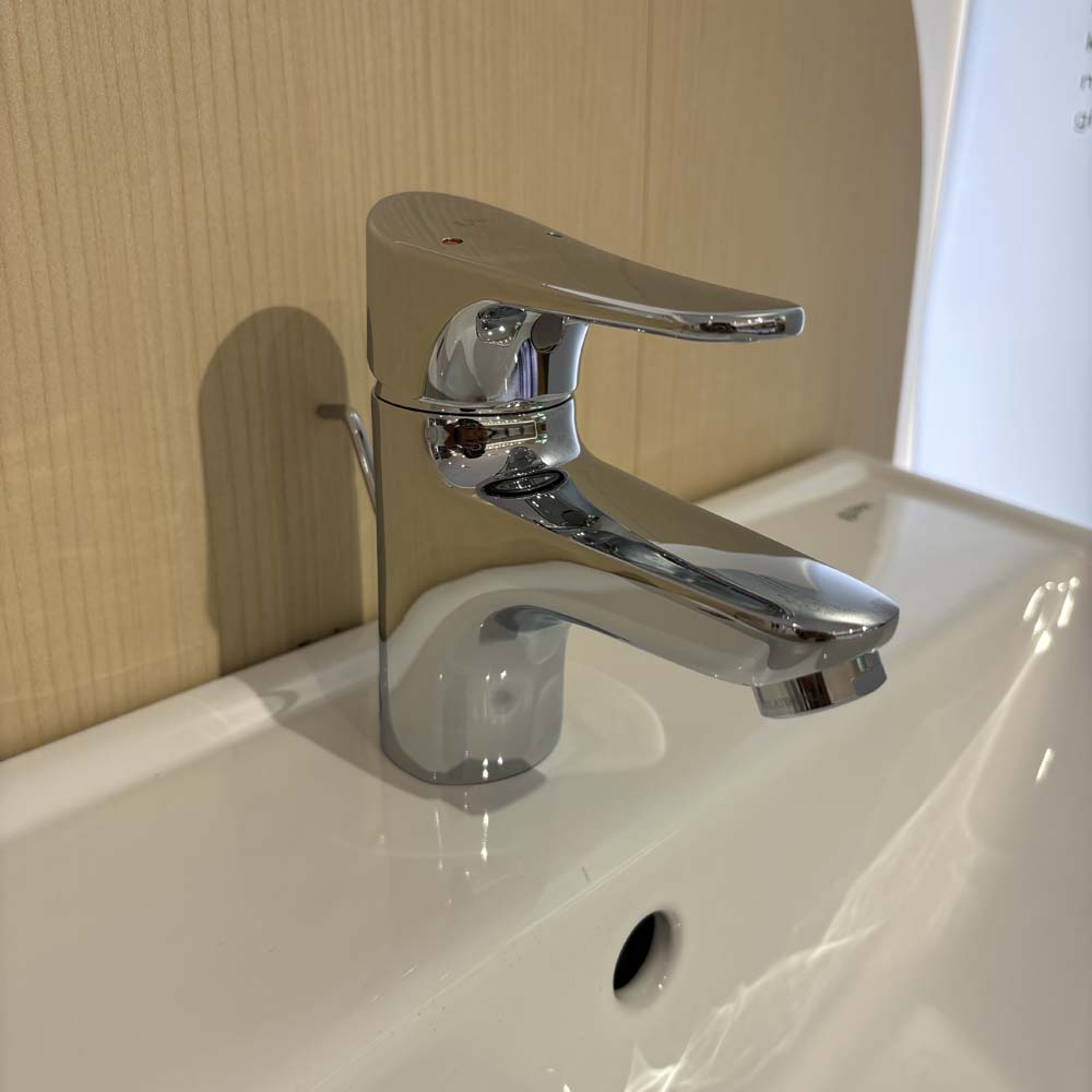 Vòi chậu lavabo INAX LFV-1002S lắp trên chậu rửa
