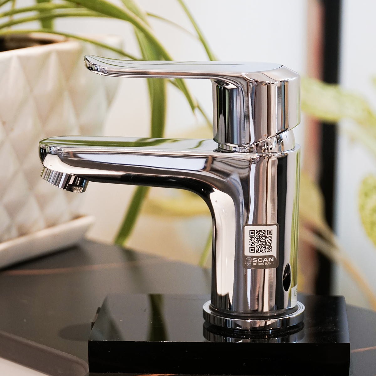 Vòi chậu INAX LFV-112S lắp thực tế trên khu lavabo