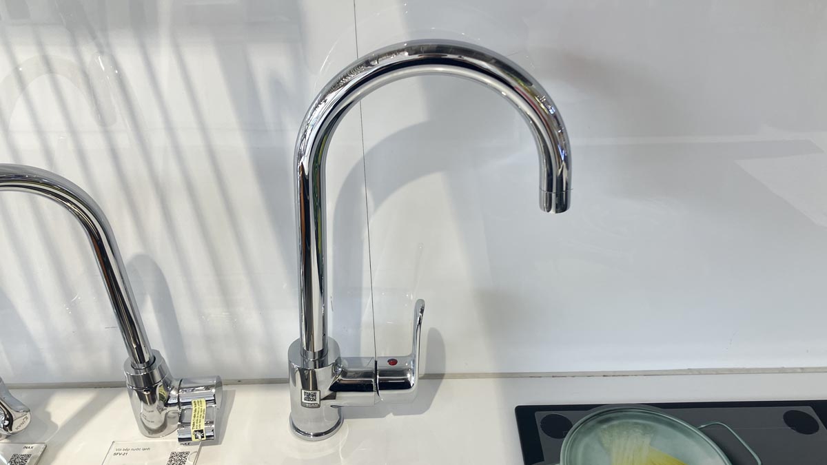 Hình ảnh thực tế vòi rửa chén INAX SFV-800S lắp trên bàn bếp