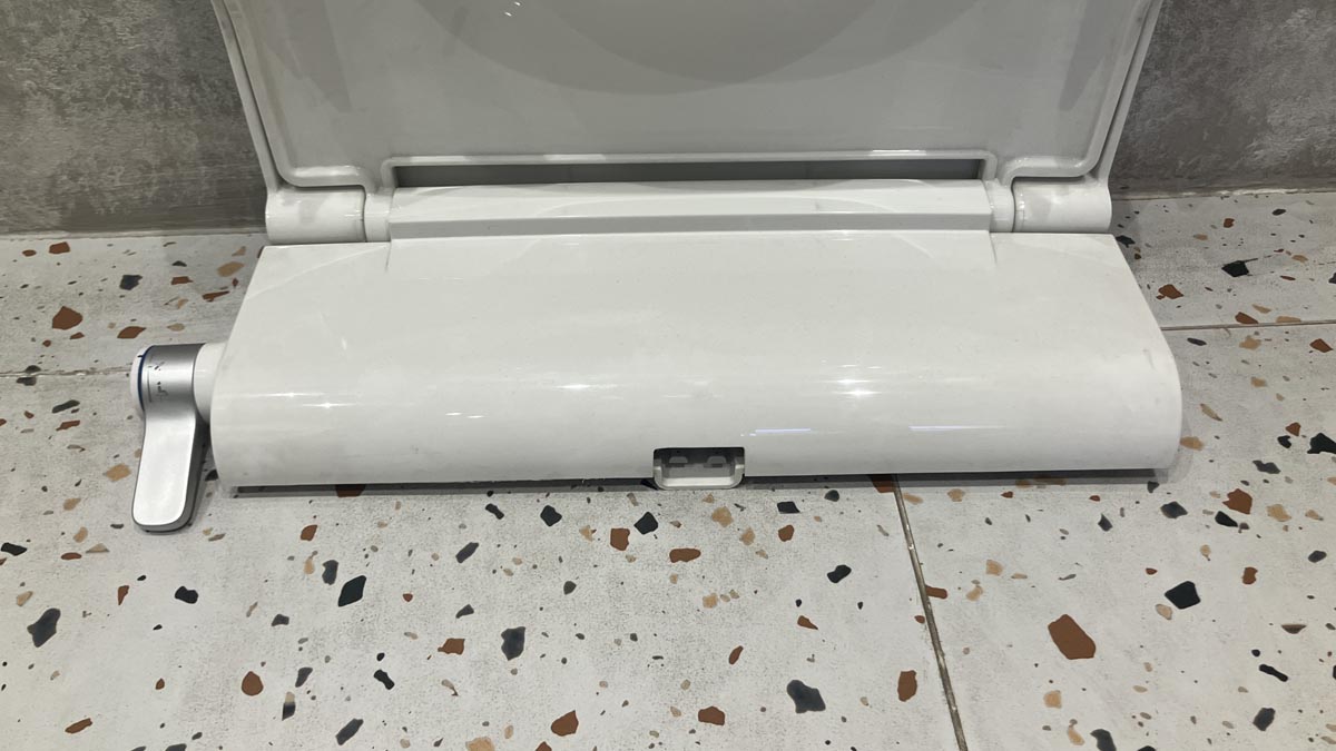 Khu vực phía sau nắp rửa cơ INAX CW-S32VN