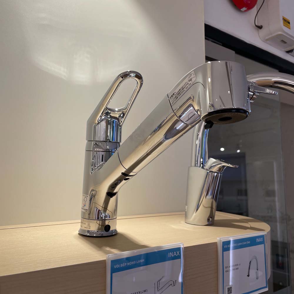 Vòi bếp INAX JF-AB466SYX thực tế với đầu dây rút