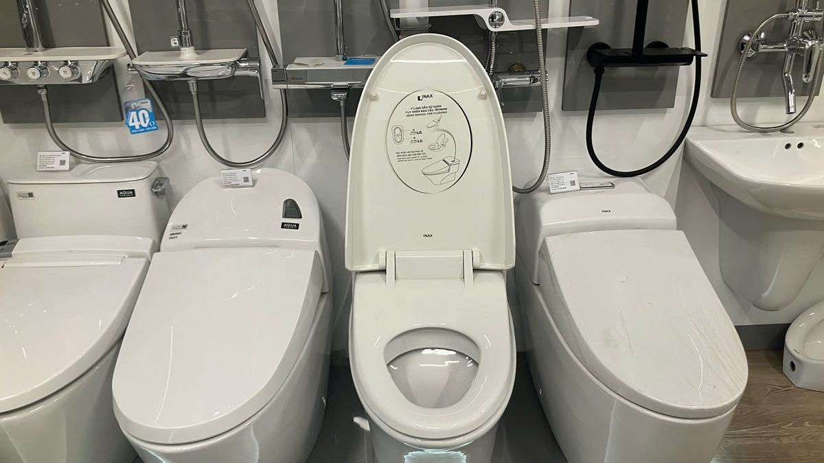 Nắp đóng êm INAX CF-1008VS khi mở nắp
