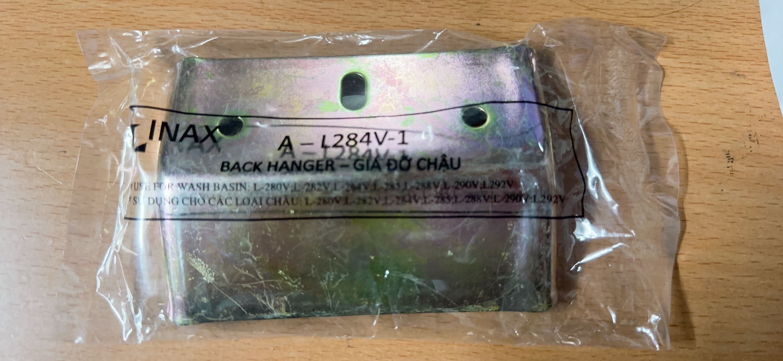Giá đỡ chậu treo tường INAX A-L284V-1 trong bao bì thực tế