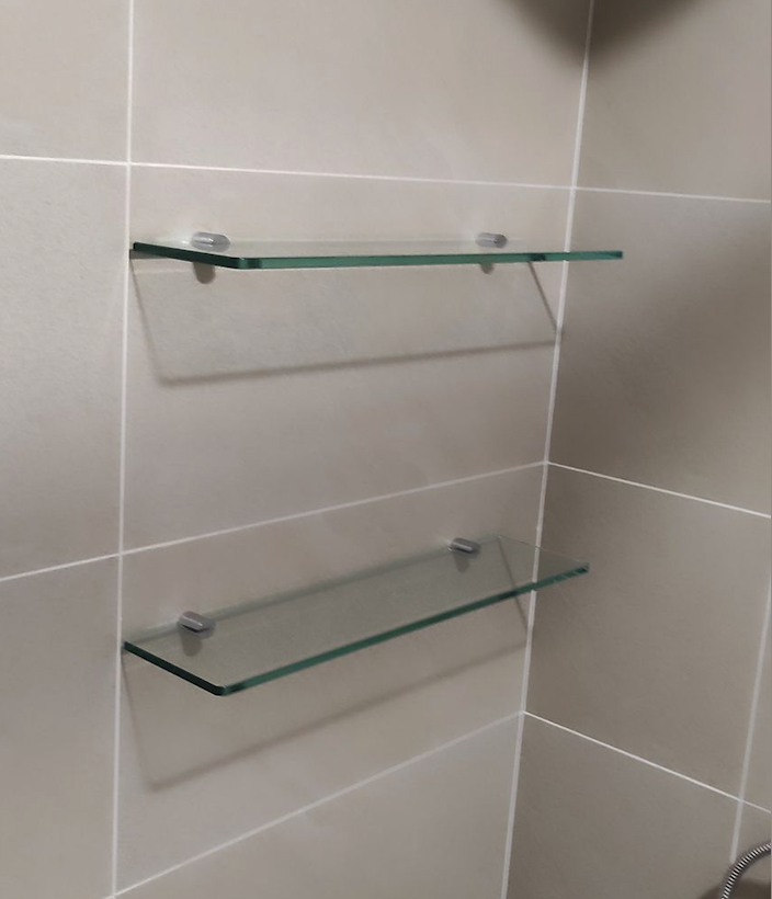 Hình ảnh lắp đặt thực tế kệ kính INAX KF-542V trong phòng tắm